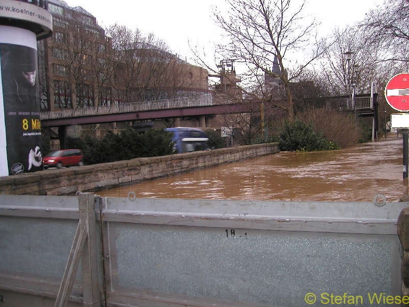 Koeln: Hochwasser Jan 2003 (Blick von der Rhein Strasse)