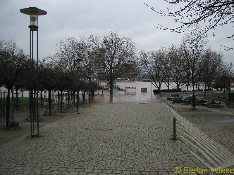 Koeln: Hochwasser Jan 2003 (Vom Koelner Dom zum Rhein)