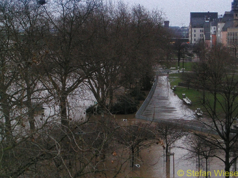 Koeln: Hochwasser Jan 2003 (Rheinpromenade unter Wasser)