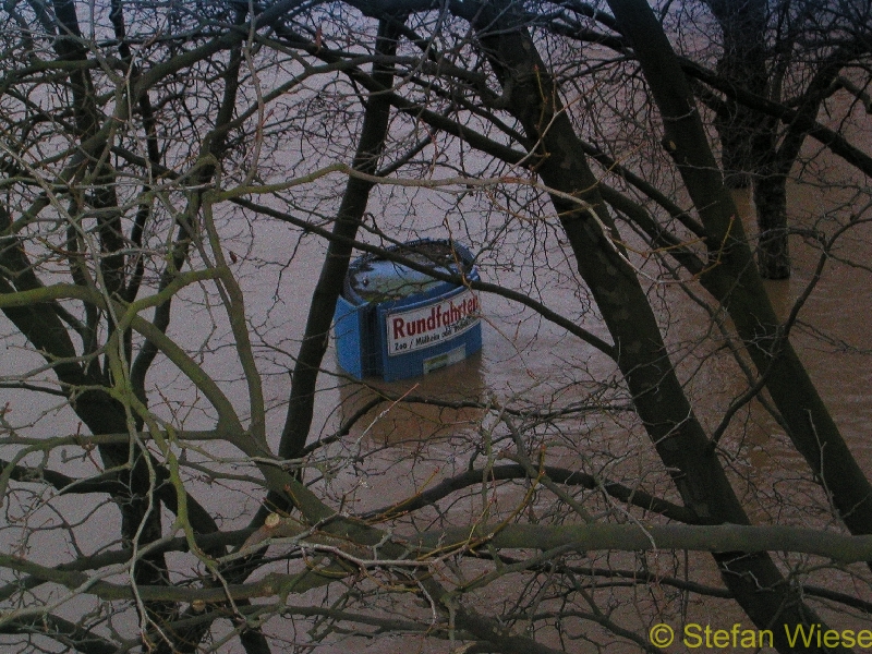 Koeln: Hochwasser Jan 2003 (Fahrkarten Haeuschen)