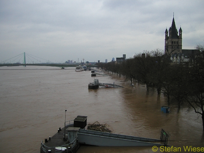 Koeln: Hochwasser Jan 2003 (Schiffs Anlegestellen)