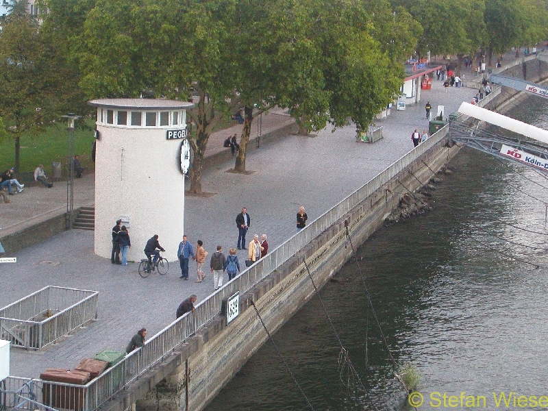 Koeln: Niedrigwasser Okt 2003 (Rheinpromenade)