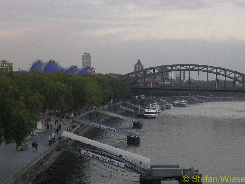 Koeln: Niedrigwasser Okt 2003 (Schiffs Anlegestellen)