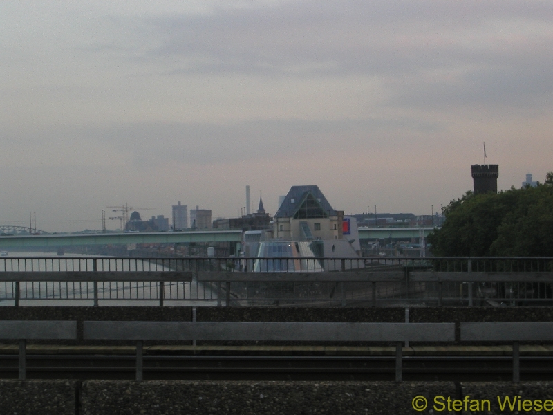 Koeln: Niedrigwasser Okt 2003 (Schokoladenmuseum)