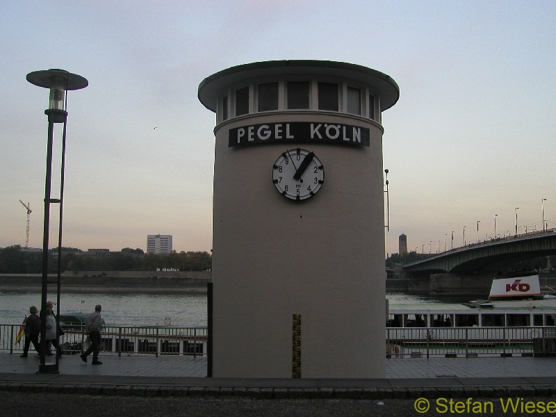 Koeln: Niedrigwasser Okt 2003 (Pegel Koeln)