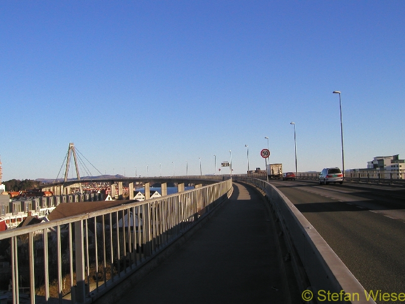 Norwegen-Norway: Stavanger (Bruecke ueber dem Yachthaven)