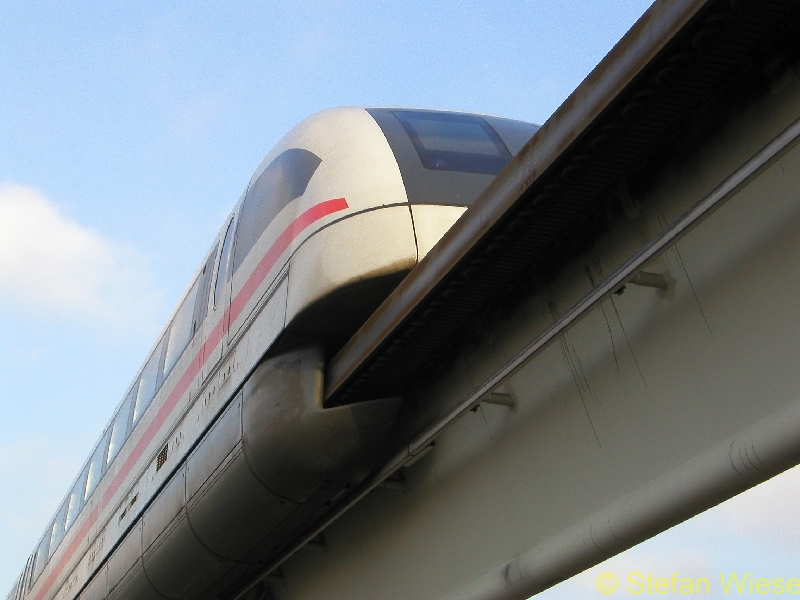 Transrapid (Blick von unten links)