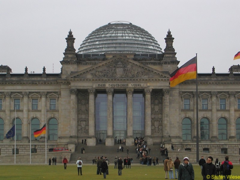 Berlin: Reichstag-Regierungsviertel (Eingang und Reichstagskuppel)